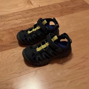 Little boys’ size 9 sandals
